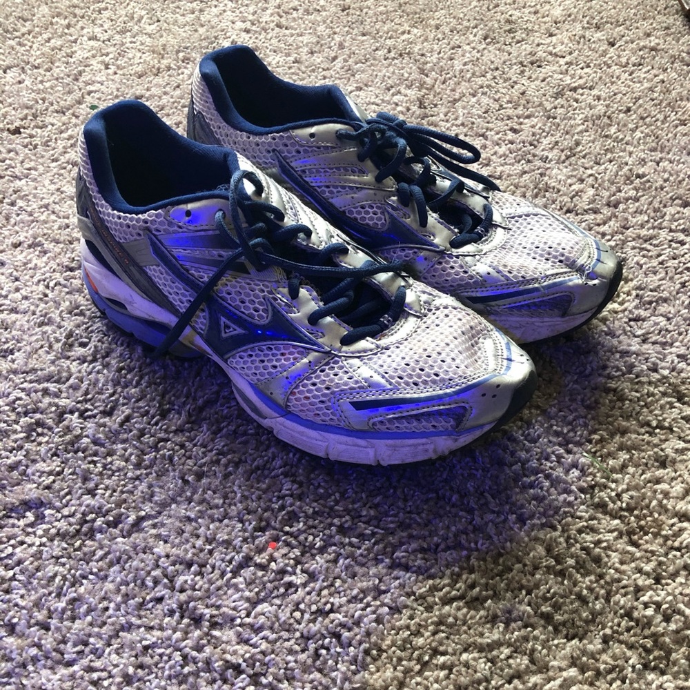 Mizuno tennis shoe
